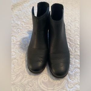 Sorel CATE the cutout booties.  Size 7.5 VEUC condition.